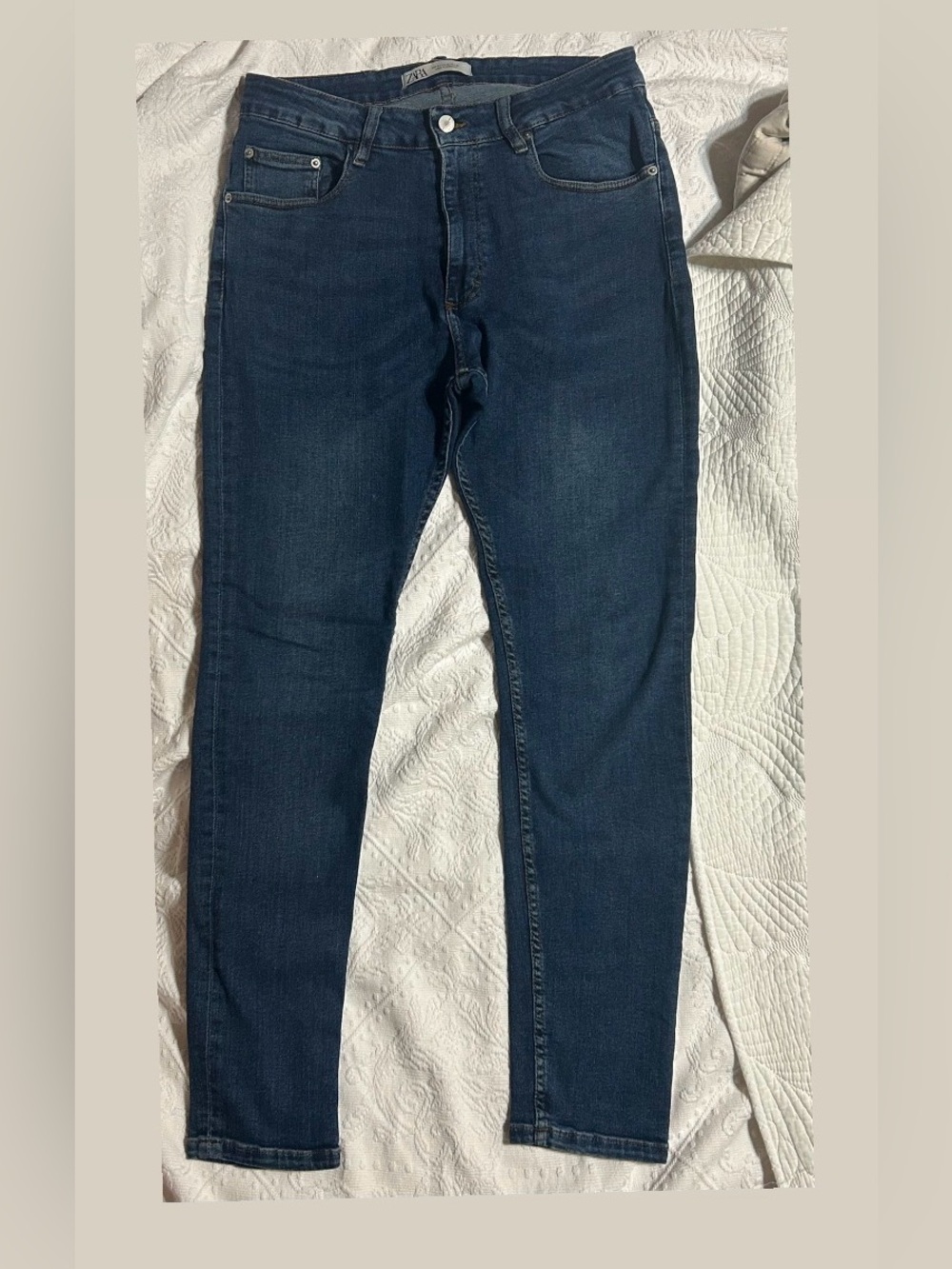 Zara women’s  Jeans in Dark Blue Wash
Size 34 /size L